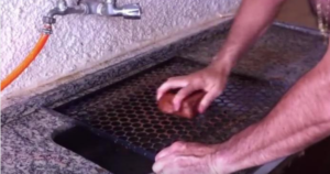 Como limpar fácil a grelha de assar churrasco