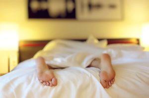 Como dormir melhor com práticas simples